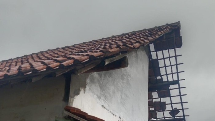 Rumah warga di Desa Jatimerta Cirebon rusak usai dihantam hujan deras dan angin kencang