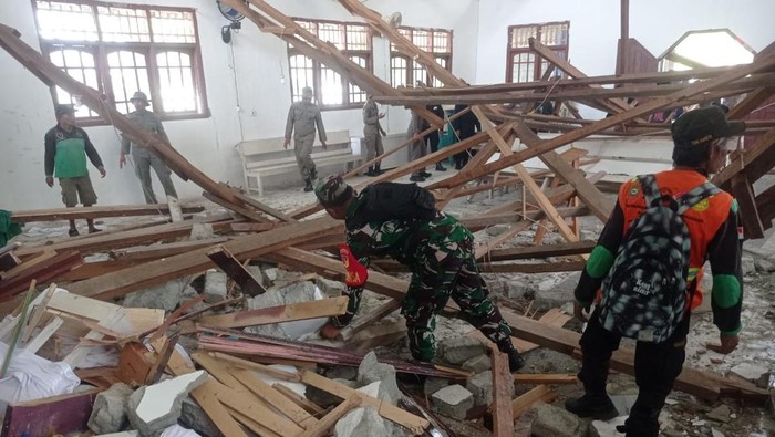 Sebuah gereja di Kabupaten Poso, Sulawesi Tengah, rusak berat akibat gempa M 5,8.