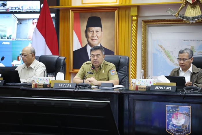 Sekretaris Jenderal (Sekjen) Kementerian Dalam Negeri (Kemendagri) Tomsi Tohir saat memimpin Rapat Koordinasi (Rakor) Pengendalian Inflasi Daerah yang dirangkaikan dengan Pembahasan Evaluasi Dukungan Pemerintah Daerah dalam Program Tiga Juta Rumah. Rapat tersebut berlangsung di Ruang Sidang Utama (RSU) Kantor Pusat Kemendagri, Jakarta, Selasa (19/8/2025).