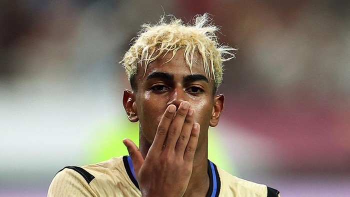 Soccer Football - Pre-Season Friendly - FC Seoul v FC Barcelona - Seoul World Cup Stadium, Seoul, South Korea - July 31, 2025 FC Barcelonas Lamine Yamal celebrates scoring their third goal REUTERS/Kim Hong-Ji