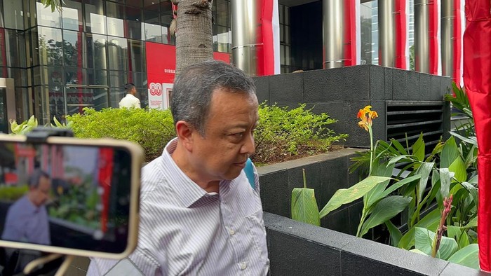 Staf Ahli Menteri Pekerjaan Umum (PU) Bidang Ekonomi dan Investasi, Abram Elsajaya Barus usai diperiksa KPK, Selasa (19/8/2025).