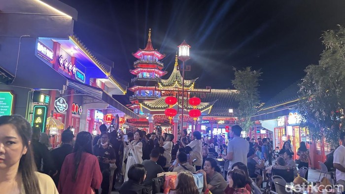 Suasana keramaian pengunjung Park Shanghai