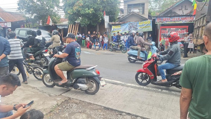 Suasana lokasi kejadian pemotor tewas terlindas truk