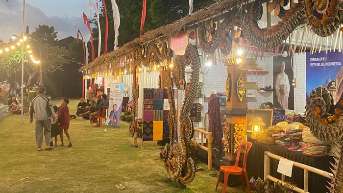 Suasana salah satu stand UMKM saat pameran HUT Kemerdekaan RI ke-80 di Karangasem beberapa waktu yang lalu. (I Wayan Selamat Juniasa)