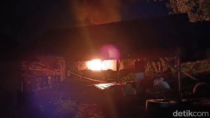 Suasana kebakaran sumur minyak di Blora, Selasa (19/8/2025) malam.