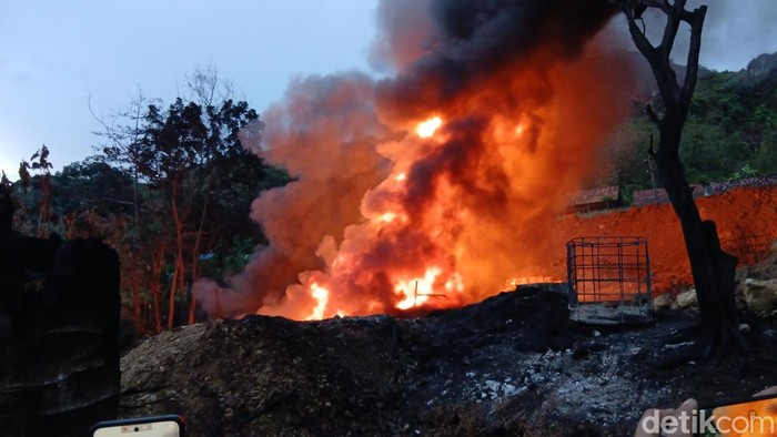 Kondisi sumur minyak di Blora terbakar, Selasa (19/8/2025).