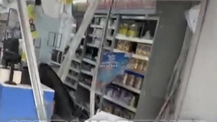 Tangkapan layar kaca minimarket di Pinrang pecah usai ditabrak motor.
