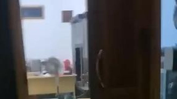 Tangkapan layar penggerebekan warga yang memperlihatkan seorang yang diduga TKA asal China mesum dengan wanita di Kabupaten Morowali.