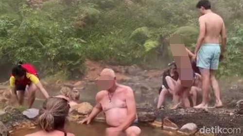 Tangkapan layar video yang menunjukkan sejumlah wisatawan asing sedang berendam di pemandian air panas Aiq Kalak di Gunung Rinjani.