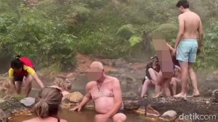 Tangkapan layar video yang menunjukkan sejumlah wisatawan asing sedang berendam di pemandian air panas Aiq Kalak di Gunung Rinjani.