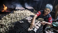 Jika dibandingkan dengan target penyaluran KUR pada tahun ini, terdapat kenaikan Rp20 triliun. Sebagai informasi, pemerintah menetapkan target penyaluran KUR maksimal hingga Rp300 triliun dengan debitur baru sebanyak 2,34 juta. ANTARA FOTO/Aprillio Akbar