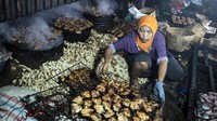 Pekerja melakukan proses pengolahan ikan asap di sentra pengasapan ikan Bandarharjo, Semarang, Jawa Tengah, Selasa (19/8/2025). ANTARA FOTO/Aprillio Akbar
