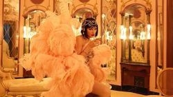 Beragam Pose Taylor Swift di Album The Life of a Showgirl