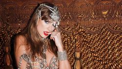 Beragam Pose Taylor Swift di Album The Life of a Showgirl Beragam Pose Taylor Swift di Album The Life of a Showgirl