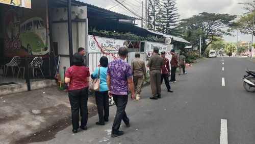 Tim gabungan mengecek beberapa bangunan yang terindikasi melanggar sempadan jalan-trotoar di Jalan Raya Veteran alias Jalur 11, Karangasem, Selasa (19/8/2025). (Dok. Satpol PP Karangasem)