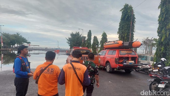 Tim gabungan melakukan operasi pencarian terhadap nelayan hilang di perairan Kendal, Selasa (19/8/2025).