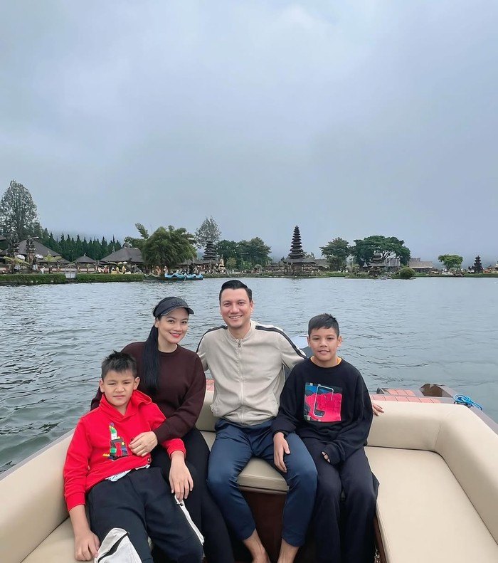 Titi Kamal dan keluarga di Bali