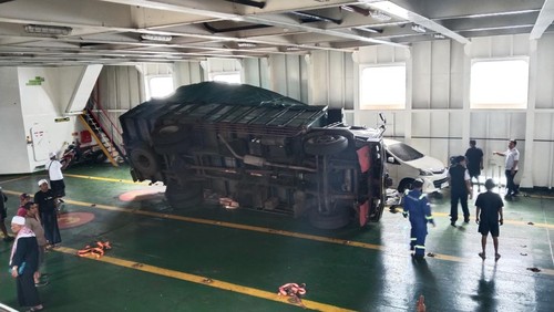 Truk bermuatan tepung terguling hingga menimpa mobil di atas Kapal Motor Penumpang (KMP) Surya Ayla saat berlayar di Selat Bali, Selasa (19/8/2025). (Foto: Dok. Pos AL Gilimanuk)
