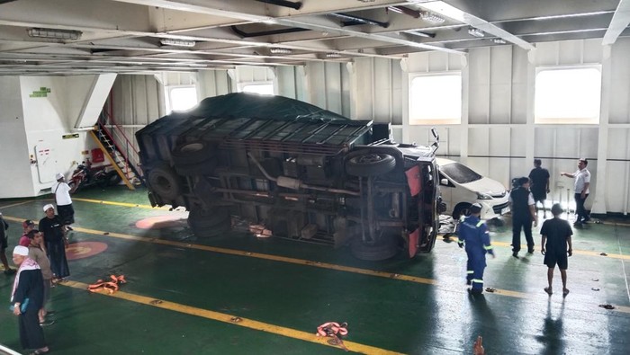 Truk bermuatan tepung terguling hingga menimpa mobil di atas Kapal Motor Penumpang (KMP) Surya Ayla saat berlayar di Selat Bali, Selasa (19/8/2025). (Foto: Dok. Pos AL Gilimanuk)