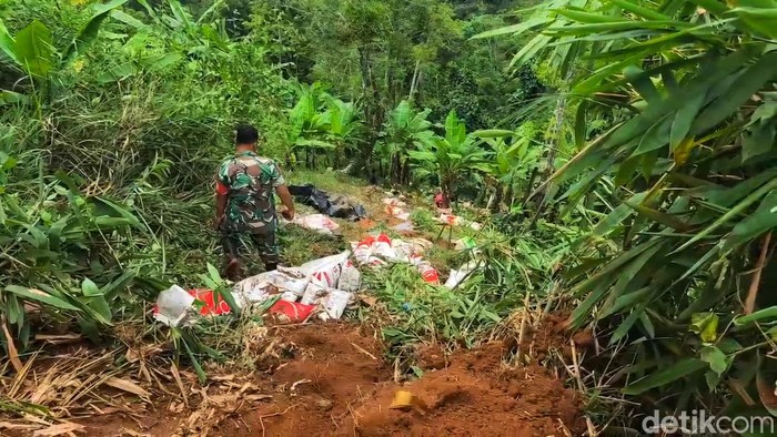 Truk Muatan Pupuk Terjun ke Jurang