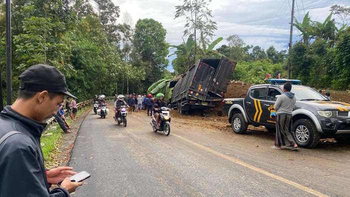Truk box B 9394 UEX yang diduga mengalami rem blong saat melintas di Jalan Raya Salatiga-Magelang di Slumut, Plalar, Pakis, Kabupaten Magelang, Selasa (19/8/2025).