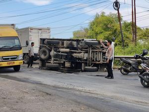 Truk Muat Galon Air Terguling di Candi Sidoarjo, Arus Lalin Sempat Macet