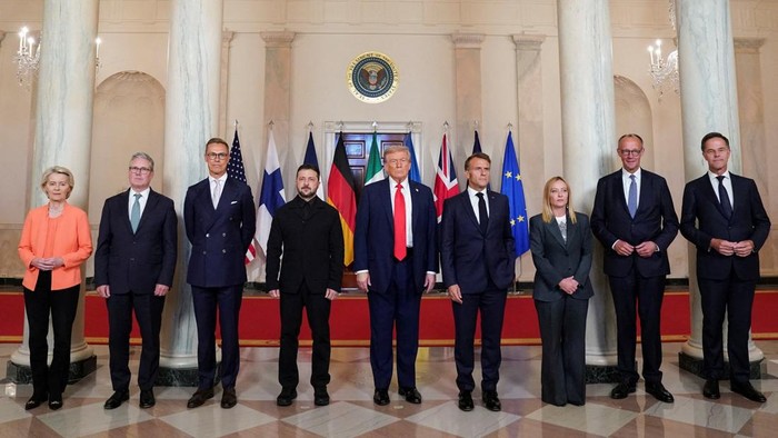 Presiden Amerika Serikat Donald Trump menyambut Presiden Ukraina Volodymyr Zelenskiy di Gedung Putih, Senin (18/8/2025), dalam pertemuan yang menjadi sorotan dunia internasional. Pertemuan ini berlangsung di tengah negosiasi intensif untuk mengakhiri perang Rusia di Ukraina yang telah memasuki tahun ketiga. REUTERS/Nathan Howard