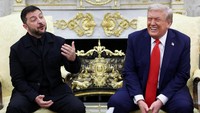 Presiden Ukraina Volodymyr Zelenskiy memberi isyarat saat Presiden AS Donald Trump bereaksi dalam sebuah pertemuan di Ruang Oval Gedung Putih, di tengah negosiasi untuk mengakhiri perang Rusia di Ukraina, di Washington, D.C., Amerika Serikat, Senin (18/8/2025). REUTERS/Nathan Howard