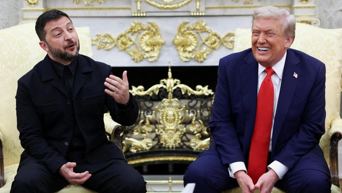 Presiden Amerika Serikat Donald Trump menyambut Presiden Ukraina Volodymyr Zelenskiy di Gedung Putih, Senin (18/8/2025), dalam pertemuan yang menjadi sorotan dunia internasional. Pertemuan ini berlangsung di tengah negosiasi intensif untuk mengakhiri perang Rusia di Ukraina yang telah memasuki tahun ketiga. REUTERS/Nathan Howard