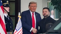 Dalam pertemuan tersebut, Zelenskiy tampak memberi isyarat ramah, sementara Trump merespons dengan gestur yang memperlihatkan kedekatan diplomatik. REUTERS/Nathan Howard