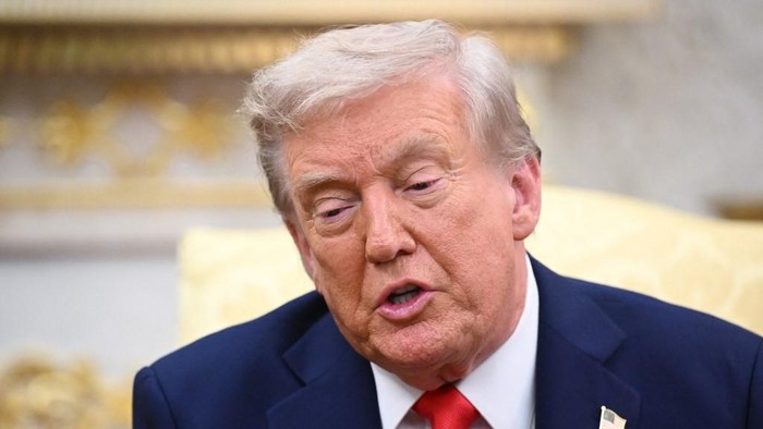 WASHINGTON, DC - AUGUST 18: U.S. President Donald Trump meets with Ukrainian President Volodymyr Zelensky in the Oval Office at the White House on August 18, 2025 in Washington, DC. President Trump is hosting President Zelensky at the White House for a bilateral meeting and later an expanded meeting with European leaders to discuss a peace deal between Russia and Ukraine.   Anna Moneymaker/Getty Images/AFP (Photo by Anna Moneymaker / GETTY IMAGES NORTH AMERICA / Getty Images via AFP)