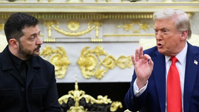 WASHINGTON, DC - AUGUST 18: U.S. President Donald Trump meets with Ukrainian President Volodymyr Zelensky in the Oval Office at the White House on August 18, 2025 in Washington, DC. President Trump is hosting President Zelensky at the White House for a bilateral meeting and later an expanded meeting with European leaders to discuss a peace deal between Russia and Ukraine.   Anna Moneymaker/Getty Images/AFP (Photo by Anna Moneymaker / GETTY IMAGES NORTH AMERICA / Getty Images via AFP)