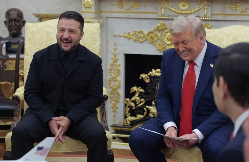 WASHINGTON, DC - AUGUST 18: U.S. President Donald Trump meets with Ukrainian President Volodymyr Zelensky in the Oval Office at the White House on August 18, 2025 in Washington, DC. President Trump is hosting President Zelensky at the White House for a bilateral meeting and later an expanded meeting with European leaders to discuss a peace deal between Russia and Ukraine.   Anna Moneymaker/Getty Images/AFP (Photo by Anna Moneymaker / GETTY IMAGES NORTH AMERICA / Getty Images via AFP)