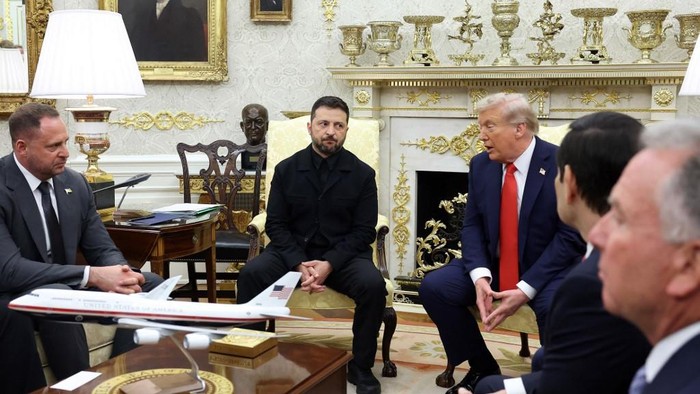 WASHINGTON, DC - AUGUST 18: U.S. President Donald Trump meets with Ukrainian President Volodymyr Zelensky in the Oval Office at the White House on August 18, 2025 in Washington, DC. President Trump is hosting President Zelensky at the White House for a bilateral meeting and later an expanded meeting with European leaders to discuss a peace deal between Russia and Ukraine.   Anna Moneymaker/Getty Images/AFP (Photo by Anna Moneymaker / GETTY IMAGES NORTH AMERICA / Getty Images via AFP)