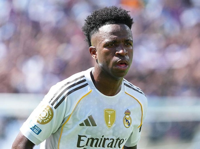 EAST RUTHERFORD, NEW JERSEY - JULY 09: Vinicius Junior of Real Madrid CF looks on during the FIFA Club World Cup 2025 semi-final match between Paris Saint-Germain and Real Madrid CF at MetLife Stadium on July 09, 2025 in East Rutherford, New Jersey. (Photo by Etsuo Hara/Getty Images)