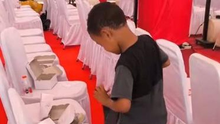 Viral bocah SD di Kabupaten Gowa memungut kue sisa tamu undangan saat acara HUT ke-80 RI.