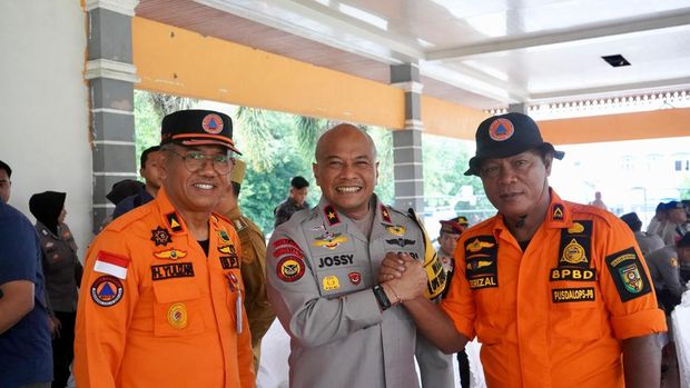 Wakapolda Riau Brigjen Jossy Kusumo memimpin apel kesiapan akhir jelang Festival Pacu Jalur di Kuansing, Riau, Rabu (20/8/2025).