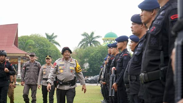 Wakapolda Riau Brigjen Jossy Kusumo memimpin apel kesiapan akhir jelang Festival Pacu Jalur di Kuansing, Riau, Rabu (20/8/2025).