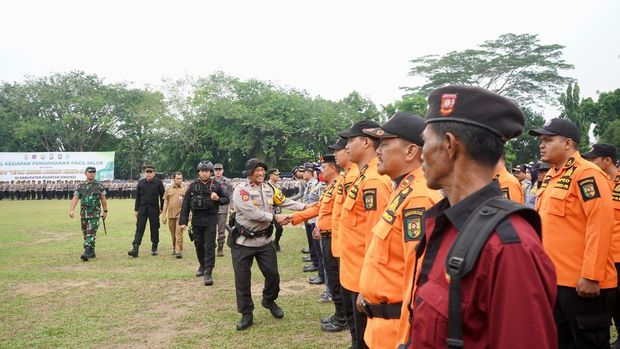 Wakapolda Riau Brigjen Jossy Kusumo memimpin apel kesiapan akhir jelang Festival Pacu Jalur di Kuansing, Riau, Rabu (20/8/2025).