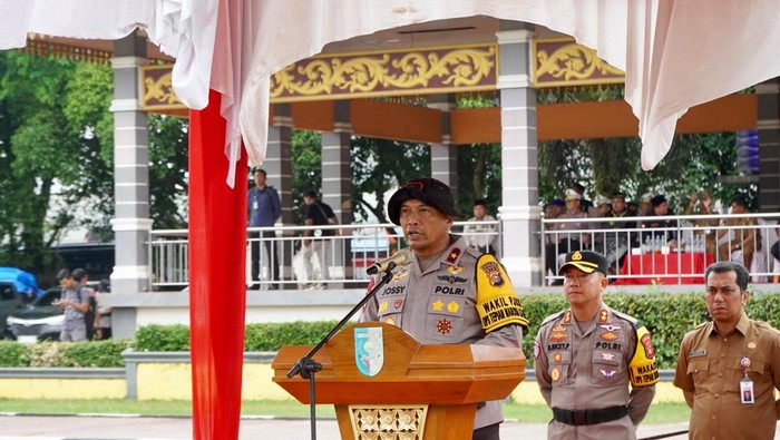 Wakapolda Riau Brigjen Jossy Kusumo memimpin apel kesiapan akhir jelang Festival Pacu Jalur di Kuansing, Riau, Rabu (20/8/2025).