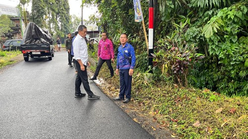 Wakil Bupati Buleleng Gede Supriatna meninjau langsung lokasi perbaikan jalan di Desa Sekumpul, Kecamatan Sawan, pada Selasa (19/8/2025). (Foto: Dok. Prokom Buleleng)