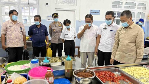 Wakil Bupati Buleleng Gede Supriatna (paling kanan) meninjau Satuan Pelayanan Pemenuhan Gizi (SPPG) Makan Bergizi Gratis (MBG) di Kecamatan Busungbiu, Selasa (19/8/2025).