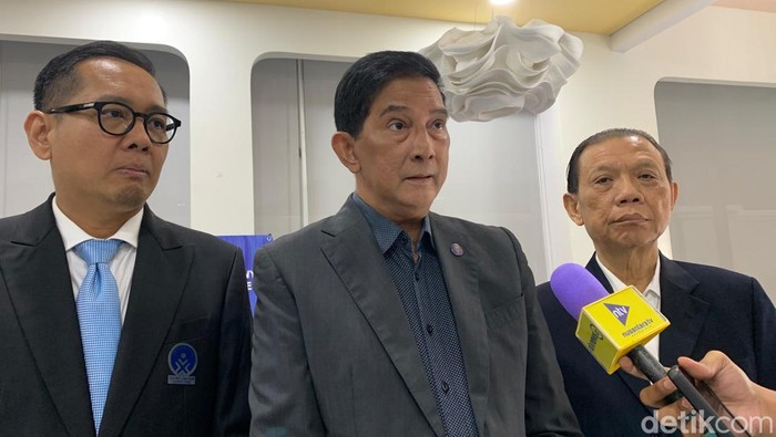 Wakil Ketua Umum dan juga Ketua Harian Dewan Pimpinan Nasional Peradi, Dwiyanto Prihartono (tengah). (Mulia Budi/detikcom)