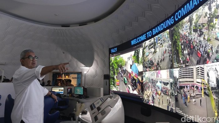 Wali Kota Bandung Muhammad Farhan saat memantau sitasui Kirab Budaya HUT ke-80 Jabar dari Bandung Command Center.