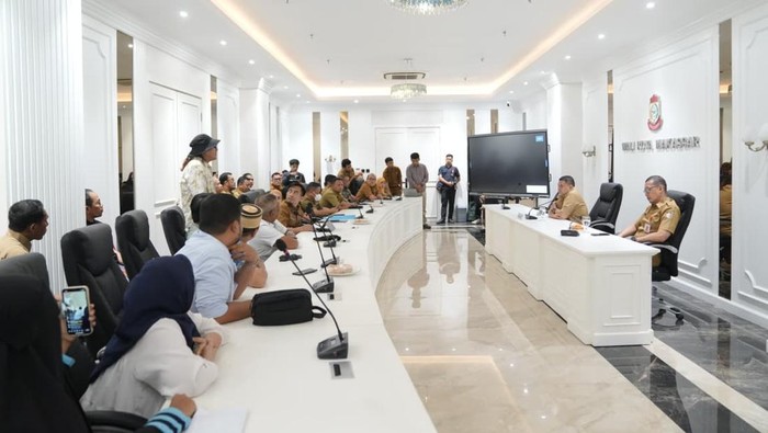 Wali Kota Makassar Munafri Appi Arifuddin menerima audiensi warga yang menolak proyek PLTSa di Kecamatan Tamalanrea.