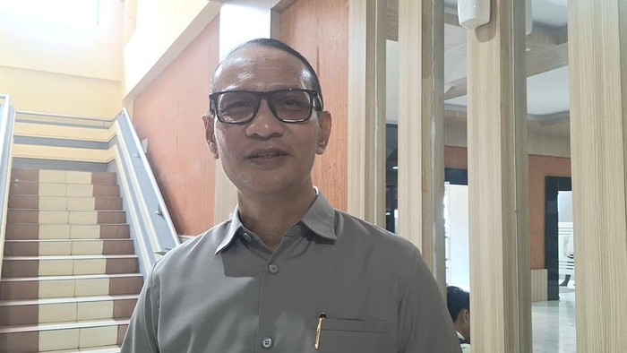 Wali Kota Mataram, Mohan Roliskana, saat diwawancarai di kantornya, Selasa (19/8/2025). (Nathea Citra/detikBali)