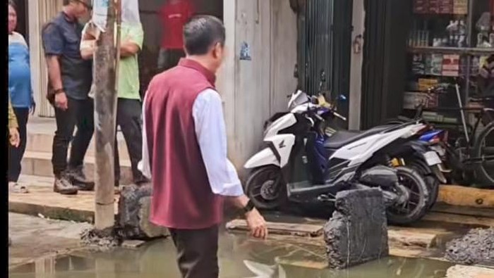Wali Kota Palembang mengcek jalan tergenang yang ditebar ikan lele oleh warga