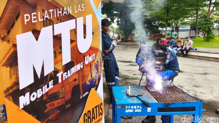 Sejumlah warga mengikuti pelatihan Mobile Training Unit (MTU) di Jakarta International Velodrome, Selasa (19/8/2025). Program ini dirancang pemerintah untuk meningkatkan keterampilan warga secara langsung.
