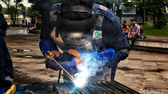 Warga Antusias Ikuti Pelatihan MTU di Velodrome Jakarta Sejumlah warga mengikuti pelatihan Mobile Training Unit (MTU) di Jakarta International Velodrome, Selasa (19/8/2025). Program ini dirancang pemerintah untuk meningkatkan keterampilan warga secara langsung.