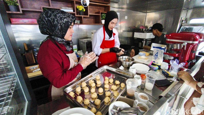 Warga Antusias Ikuti Pelatihan MTU di Velodrome Jakarta Sejumlah warga mengikuti pelatihan Mobile Training Unit (MTU) di Jakarta International Velodrome, Selasa (19/8/2025). Program ini dirancang pemerintah untuk meningkatkan keterampilan warga secara langsung.